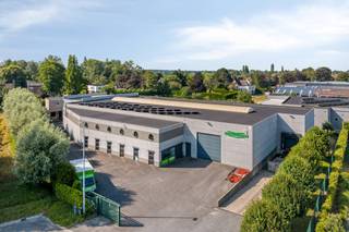 Bedrijfsgebouw met een nuttige oppervlakte van meer dan 1.800 m², op een perceel van 4.348 m² te koop in de ambachtelijke zone te Oostkamp. <br /><br />INDELING:<br />Het bedrijfsgebouw werd gebouwd in 2003 en bestaat uit:<br />- Loods (1.627m²) met een vrije hoogte van 7 meter en nokhoogte van ca. 8 meter. Toegang tot de bergruimte 200m² boven het kantoor.<br />- Kantoor (200m²) bestaande uit verschillende ruimtes, gedeeltelijke showroom en sanitair.<br />- Woonst (280 m²), lichtrijk gebouwd en grenzend aan de residentiële buurt. Gelijkvloers (140 m²) met zonnige woonkamer, aparte geïnstalleerde keuken, toilet, ruime wasplaats/berging, inkomhal en met een dubbele garage. Eerste verdieping met 5 slaapkamers en 2 badkamers, toilet en ruime hal. De woonst ligt erg rustig achterin, omgeven van groen en geniet van fraaie tuin met vijver en terrassen. <br /><br />AFWERKING EN VOORZIENINGEN:<br />- Gebouwen in bleke en donkere silexpanelen, staalconstructie, gepolierde betonvloer met afwatering, dorpels in blauwe hardsteen, schrijnwerk (DG) in donkergrijze aluminium. <br />- Instapklare burelen met inbouwkasten, inbouwverlichting, alarm,... <br />- Drie automatische sectionale poorten <br />- Laad -en loskade<br />- Verwarming op aardgas, LED-verlichting, geïsoleerd dak (10cm) met roofing en grote lichtstraat.<br />- Ruime parkeer- en circulatiezone gecombineerd met verzorgde groenzones.<br />- Regenwaterputten 30.000 liter.<br />- Elektriciteit: 3N400V, laadpaal, zonnepanelen: 16KWp. De resterende groenestroom-certificaten worden mee verkocht.<br /><br />LIGGING:<br />Gesitueerd op industrieterrein "De Leite" te Ruddervoorde/Oostkamp, vlot bereikbaar via E40 en E403. Perceel gelegen in zone voor onschadelijke en ongevaarlijke ambachtelijke bedrijven en KMO's die niet hinderlijk zijn.<br /><br />Deze eigendom gebeurt preferentieel via een aandelentransactie, de vermelde prijs is de vastgoedwaarde in de vennootschap, op welke basis de waarde van de aandelen wordt berekend. Wil je een afspraak vastleggen of wens je meer info omtrent deze eigendom, neem dan contact op met de dossierverantwoordelijke, Alexander Deloof - 0476 531 523 - alexander@dewaele.com. <br /><br />Aarzel zeker niet ons te contacteren indien dit bedrijfsvastgoed bestaande uit een bedrijfsgebouw met kantoor en woonst te koop in Ruddervoorde u mogelijks kan interesseren.<br /><br />Bestuursmaatregelen in het maatregelenregister: nee