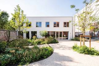 Dit authentieke Business Center, gelegen in de Bomastraat in Gent, is gespreid over 2 gebouwen, en biedt plaats aan 7 units. Met de vestiging van nieuwe winkels, kantoren en scholen groeit deze buurt uit tot een gloednieuw, levendig stadsdeel.<br /><br />De uitmuntende locatie - tussen de Oude Dokken en het historisch centrum van Gent - biedt een waaier aan opportuniteiten voor zowel een groeiend bedrijf als voor een gevestigde waarde. Het business center ligt op 1 km van station Gent-Dampoort en is ideaal bereikbaar met het openbaar vervoer. Een fietsenstalling is voorzien op de binnenkoer van het project.<br /><br />Deze unit bevindt zich op het gelijkvloers in het gebouw aan de achterzijde. Unit 1A heeft een oppervlakte van 266,77m² en is 24/7 toegankelijk met badgesysteem. Beide gebouwen zijn voorzien van verschillende sanitaire blokken en een lift tot op alle verdiepingen. Unit 1A is momenteel verhuurd tot 2032, en wordt dus aangeboden als investeringspand. Meer info hierover is beschikbaar op aanvraag. <br /><br />De kantoren zijn op vandaag volledig gerenoveerd tot open units in industriële loftstijl. De renovatie omvatte het vervangen van de ramen evenals de thermische en akoestische isolatie. Er is een nieuwe gietvloer in PU, nieuwe voorgeschilderde witte houten plinten op alle wanden, nieuwe technieken, inbraakdetectie, video-parlofonie, branddetectie en alarmsysteem.<br /><br />Privatieve autostaanplaatsen zijn optioneel bij te huren. <br /><br />Voor meer informatie contacteer ons vrijblijvend via info@acasa.be of 09/321 03 00.