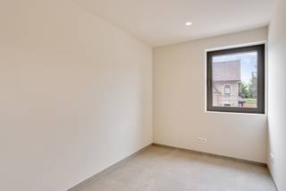 Stijlvol nieuwbouwappartement te huur in Tongerlo!<br /><br />In de Meulemanslaan 17 te Tongerlo bevindt zich dit kleinschalige nieuwbouwproject met slechts vijf appartementen, rustig gelegen met mooi zicht op het park.<br /><br />Het appartement combineert comfort en energiezuinigheid en beschikt over een lichtrijke leefruimte met open, volledig ingerichte keuken, slaapkamers, moderne badkamer, berging en apart toilet.<br /><br />Vanuit de leefruimte heb je toegang tot een ruim terras waar je in alle rust kan genieten van het groene uitzicht.<br /><br />Extra troeven zijn de privatieve berging en autostaanplaats.<br /><br />Kortom, een kwalitatief afgewerkt en instapklaar nieuwbouwappartement op een rustige ligging in Tongerlo.<br /><br />Vaste kosten: 150 euro: O<span>nderhoud tuin, gemene delen, elektriciteit en water gemene delen,…</span><br /><br />Bel ons op 014/95.37.50 of mail naar secretariaat@degroot-celen.be