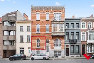 <p>Op zoek naar een uitzonderlijke studentenkamer met karakter én comfort?<br />Op slechts 4 minuten wandelen van het centraal station, ben je super snel thuis in Leuven. <br /><br /></p>
<p>Deze luxueuze kamer is gelegen in een prachtig historisch pand in de Justus Lipsiusstraat 33 en draagt de naam Residentie Piscador.<br />Een absolute topligging in het hart van de stad.</p>
<p><br />Het gebouw werd volledig en hoogwaardig gerenoveerd in 2021, met respect voor het historische karakter en oog voor moderne afwerking. Authentieke charmes (zoals hoge plafonds en houten vloeren en een gerestaureerde schouw) in combinatie met hedendaags technieken (verwarming, vernieuwde ramen,...) bieden een ideaal wooncomfort en gaan hier perfect hand in hand.<br /><br /></p>
<p>De kamer bevindt zich op de eerste verdieping en beschikt over:</p>
<ul>
<li>een eigen badkamer met douche, lavabo en toilet</li>
<li>een privé ontbijthoek met persoonlijke frigo en microgolf</li>
<li>een ruime kleerkast met voldoende opbergruimte</li>
</ul>
<p>Daarnaast is er een gemeenschappelijke keuken, gedeeld met slechts een beperkt aantal bewoners.<br />Tot slot is er een bijzonder ruime fietsengarage snel toegankelijk vanaf de straatzijde, een absolute meerwaarde gezien de centrale ligging.<br /><br /></p>
<p>Deze kamer werd recent verhuurd aan eigen familie en is daardoor prima onderhouden. <br />Een studentenkamer als investering die dus nog lang zijn kwaliteit zal behouden.<br /><br /><br />Interesse? Aarzel niet en contacteer ons voor verdere informatie of een bezoek ter plaatse.</p>