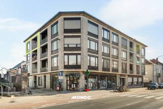 Découvrez cet appartement clé en main et économe en énergie (étiquette PEB B), situé au troisième étage de la Kerkhofstraat 2 bus 302 à Walem (Malines). Avec ses trois chambres, sa terrasse et son inspection électrique conforme, cet appartement offre une expérience de vie sans soucis pour ceux qui recherchent confort, espace et emplacement central.<br /><br />La pièce de vie lumineuse est le cœur de l'appartement et donne sur une terrasse agréable et la cuisine. Les trois chambres offrent suffisamment d'espace pour une famille, le télétravail ou les loisirs. Bien sûr, il y a aussi une salle de bain équipée d'une douche, d'un lavabo et de toilettes. En sous-sol, il y a une cave privative et une place de parking privative. La place de parking peut être achetée en supplément pour 20 000 €.<br /><br />Atouts en un coup d'œil :<br />Clé en main et bien entretenu<br />Économe en énergie (étiquette PEB B)<br />Inspection électrique conforme<br />3 chambres<br />Terrasse agréable<br />Place de parking souterraine disponible (20 000 €)<br /><br />Emplacement<br />Walem est une commune calme et verdoyante de Malines, stratégiquement située entre Anvers et Bruxelles. Grâce aux liaisons faciles via l'E19, les transports en commun et d'excellentes pistes cyclables, c'est une base idéale pour les navetteurs. Dans les environs, vous trouverez des magasins, des écoles, des sentiers de randonnée et de vélo, ainsi que des possibilités de détente dans la nature, comme le domaine naturel de Roosendael.<br /><br />En bref, cet appartement allie confort, économie d'énergie et emplacement de choix - un choix idéal pour ceux qui veulent vivre sans soucis près de tout ce qui est important.<br /><br />Vous souhaitez découvrir cet appartement ?<br />Contactez Gino Haeck<br />0491/10.27.33<br />gino@mondovastgoed.be