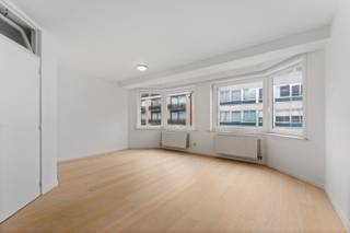 Op de derde verdieping in de Lippenslaan, op wandelafstand van zee en strand, bieden wij dit energiezuinig appartement te koop aan. Gelegen in het bruisende hart van Knokke, geniet u van alle comfort met tal van winkels, restaurants en voorzieningen binnen handbereik. Een ideale investering voor wie op zoek is naar gemak nabij station en Duinenwater.<br /><br />Indeling: inkom met toilet en berging/wasplaats, lichtrijke leefruimte met halfopen keuken, ruime slaapkamer met ingemaakte kasten, badkamer met dubbele wastafel en bad. <br /><br />Kelderberging, fietsenstalling en vuilnislokaal. <br /><br />Bezoeken? Graag na afspraak met Avantimmo op het nummer 050 62 50 55