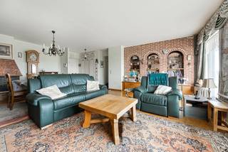 Hoekappartement met groot hoekterras , 2 slaapkamers en veel lichtinval en prachtig zicht op Antwerpen.<br />Dit appartement bevindt zich op de 13 de verdieping en heeft een mooie living met veel lichtinval.<br />Via de inkom komen we in de living (allen op parketvloer) die toegang geeft tot het terras.<br />Via de gang bereiken we het aparte WC, de badkamer , de keuken en de 2 slaapkamers.<br /><br />De badkamer is uitgerust met een dubbel lavabomeubel, een inloopdouche en er is een aansluiting voor de wasmachine en droogkast, dit allen op een stenen vloer.<br /><br />De keuken heeft kasten boven en onder, een ceramische kookplaat en dampkap, een spoelbak en een ijskast en geeft ook uit op het terras.<br /><br />De 2 slaapkamers hebben een parketvloer en beide toegang tot het zijdelingse terras.<br /><br />De ramen zijn pvc dubbel glas en de verwarming is op gas.<br /><br />Zeer gunstig EPC LABEL B !<br /><br />Kortom zoekt u een lichtrijk appartement met prachtig zicht op de stad Antwerpen en groot terras is dit uw appartement.<br /><br />Aan het appartement is een privatieve kelder verbonden.<br /><br />Mogelijkheid tot aankoop van een ondergrondse garage aan €20.000.<br /><br />Er is tevens een mogelijkheid om 2 bovengrondse staanplaatsen aan te kopen aan €10.000 per stuk. <br /><br />Stedenbouwkundige inlichtingen zijn in aanvraag.<br /><br />Voor meer info of een bezoek ter plaatse kan u vrijblijvend contact opnemen met Philip op het nr.: 0476/999.029 of philip@reds.be.