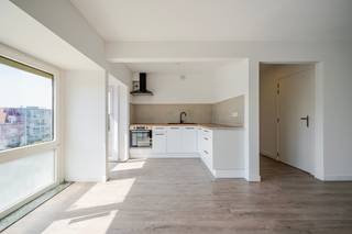 Dit instapklare appartement werd recent volledig vernieuwd en combineert een moderne afwerking met een praktische indeling.De leefruimte sluit...