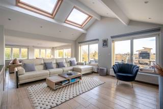 <p><span>Century21ImmoNero stelt een uniek gebouw voor gemengd gebruik voor, enerzijds een vergunde werkplaats met 3 garages elk met put, een kantoor en sanitair, samen 150m², en anderzijds een bungalow  genietend van een prachtig uitzicht over de natuur en bestaande uit: Inkom, ruime en luxueuze badkamer met WC, inloopdouche en ligbad, 3 slaapkamers van 12m², 16m² en 9m², een volledig ingerichte keuken van 11m² en een mooie woonkamer van 62m² grenzend aan grote terrassen met fenomenaal uitzicht en een zwembad met poolhouse.  Er is parkeergelegenheid voor 10 auto's. Rustig gelegen.  Meer info: www.schimpstraat16A.be</span></p>