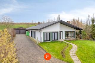 Een vrijstaande en gelijkvloerse woning (BJ: 1971). (Energetisch) te renoveren. Het huis omvat inkomhal, gastentoilet, lichtrijke woonkamer,...