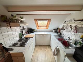 Duplex appartement gelegen op de derde verdieping met gemeenschappelijk terras op wandelafstand van het MAS, hoge scholen, de universiteit en het openbaar vervoer.<br /><br />Het duplex appartement bestaat uit een leefruimte met aansluitend de keuken die voorzien is van een kookvuur, een dampkap, een vaatwasser, een ijskast, een diepvries en een dubbele afwasbak. Op de bovenste verdieping bevindt zich de slaapkamer. De badkamer bestaat uit een douche, een toilet en een dubbele afwasbak met ingebouwde kasten en de aansluiting voor een wasmachine.<br />Op de tweede verdieping bevindt zich een gemeenschappelijk terras.<br /><br />Er zijn geen maandelijks gemeenschappelijke kosten.<br />Water en elektriciteit is individueel.<br />Er is een berging aanwezig op verdieping -1.<br /><br />Beschikbaar vanaf 15 februari. 