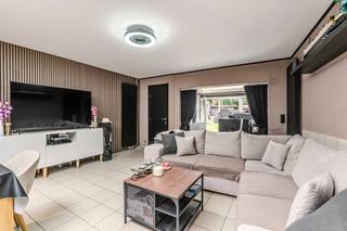 <h1><span>Instapklare gezinswoning met 3 slaapkamers, garage en zonnige tuin</span></h1><p><span>Deze instapklare eengezinswoning combineert ruimte, comfort en een uitstekende ligging in een rustige, gezinsvriendelijke buurt van Hoboken. Met 3 volwaardige slaapkamers, een inpandige garage en een zonnige zuidoostgerichte tuin is dit de ideale woning voor wie op zoek is naar een comfortabele thuis zonder renovatiezorgen.</span></p><p><span>De woning bevindt zich op wandelafstand van scholen, winkels en openbaar vervoer. Bovendien liggen groene parken, waaronder Park Sorghvliedt, vlakbij en zorgen de vlotte verbindingen naar Antwerpen en de A12 voor een uitstekende bereikbaarheid.</span></p><h2><span>Indeling</span></h2><h3><span>Gelijkvloers</span></h3><ul><li><span>Ruime inkomhal met toegang tot de garage (18 m²) en de leefruimte.</span></li><li><span>Lichtrijke leefruimte met aansluitend de keuken en veranda.</span></li><li><span>Volledig uitgeruste keuken, voorzien van alle comfort.</span></li><li><span>Apart gastentoilet.</span></li><li><span>Zonnige, zuidoostgerichte tuin met veel privacy en weinig inkijk.</span></li></ul><h3><span>Eerste verdieping</span></h3><ul><li><span>Twee ruime slaapkamers van </span><span>16 m²</span><span> en </span><span>12,5 m²</span><span>.</span></li><li><span>En-suite badkamer met douche, tweede toilet en lavabomeubel.</span></li></ul><h3><span>Tweede verdieping</span></h3><ul><li><span>Volwaardige derde slaapkamer/zolderkamer van </span><span>18 m²</span><span>.</span></li></ul><h2><span>Troeven</span></h2><ul><li><span>Instapklare woning</span></li><li><span>Gunstig EPC geen renovatieverplichting</span></li><li><span>Conforme elektrische installatie</span></li><li><span>Inpandige garage</span></li><li><span>Zonnige tuin met zuidoostoriëntatie</span></li></ul>