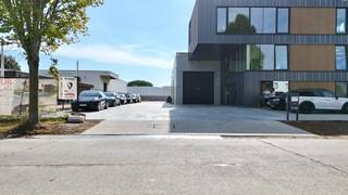 Nieuwbouw magazijn te huur vlak bij Antwerpse Steenweg (N70) en vlotte verbinding naar E17.Dit magazijn is voorzien van twee elektrische...