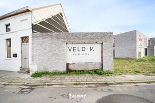 Gelegen te Hulste vinden we deze unieke koppelwoning terug, met maar liefst 185m² bewoonbare oppervlakte is ruimte hier zeker en vast troef!<br />De woning wordt nog afgewerkt volgens eigen smaak en lastenboek, bovendien geniet je nog van een <span><strong><span>e</span></strong><strong>xtra garage/polyvalente ruimte van 28m²!</strong></span><br /><br />De indeling van de woning is als volgt:<br />=> Gelijkvloers: <br />+ inkomhal<br />+ gastentoilet<br />+ woonkamer<br />+ eetkamer<br />+ keuken<br />+ berging<br />+ inpandige garage<br /><br />=> 1ste verdieping:<br />+ nachthal<br />+ toilet<br />+ wasplaats/berging<br />+ slaapkamer 1<br />+ slaapkamer 2<br />+ slaapkamer 3<br />+ badkamer<br /><br />=>Troeven:<br />+ extra garage (28m²)<br />+ energiezuinig = EPB-norm (E35)<br />+ ventillatiesysteem: D<br />+ zonnepanelen: 2.800 Wp<br />+ regenwater<br />+ vloerverwarming<br />+ 6% BTW-mogelijk<br /><br />Kortom heeft deze heel wat woning heel wat te ontdekken en is dan ook klaar voor de toekomst!<br />Ook wonen zonder zorgen? Vraag den snel je bezoek aan via dylan.polfliet@albert.immo of 0456/89 02 72.<br /><br />Bij Albert kom je thuis!