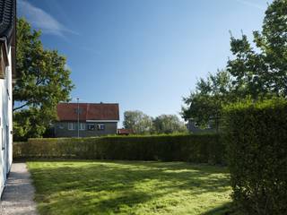In de gegeerde Tuinwijk Jan Verhaegen in Merelbeke bevindt zich deze instapklare 3-gevelwoning, waar rust, licht en hedendaags wooncomfort mooi samenkomen.<br /><br />De woning werd grondig en kwalitatief gerenoveerd, met bijzondere aandacht voor energiezuinigheid. Met een EPC-label A en een energievraag van slechts 5 kWh/m²/jaar geniet u hier van bijzonder lage energiekosten. Een warmtepomp, vloerverwarming, zonnepanelen, doorgedreven isolatie en vernieuwde technieken zorgen voor duurzaam en comfortabel wonen.<br /><br />Dankzij de drie gevels geniet het interieur van veel natuurlijke lichtinval en een aangenaam ruimtelijk gevoel. De verzorgde afwerking maakt de woning volledig instapklaar.<br /><br />Buiten vormt de tuin rondom de woning een groene plek met veel privacy en verschillende mogelijkheden om van zon en rust te genieten. De lange oprit biedt bovendien plaats aan meerdere wagens.<br /><br />De rustige, kindvriendelijke ligging combineert groen wonen met een vlotte bereikbaarheid richting Gent. Winkels, scholen, sportfaciliteiten en openbaar vervoer bevinden zich in de nabijheid.<br /><br />Een bijzonder complete woning voor wie energiezuinig, comfortabel en rustig wil wonen nabij Gent.