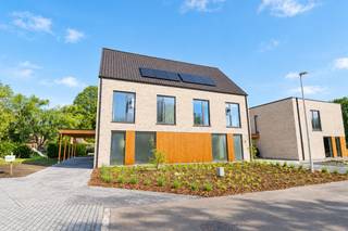 Uitzonderlijk ruime nieuwbouwwoningen (BEN = Bijna Energie Neutraal), gelegen op een rustige locatie aan de Bruggestraat te Zandhoven. Dit kleinschalig project omvat 6 halfopen bebouwingen en 1 open bebouwing, telkens met 3 of 4 volwaardige slaapkamers, ruime tuin en parking. Elke woning beschikt over een inkomhal met ruimte voor vestiaire en afzonderlijk toilet met handenwasser; zitruimte; volledig ingerichte leefkeuken met eetplaats en handige bijkeuken. Directe toegang via het schuifraam tot tuin. Op de verdieping zijn er telkens 3 of 4 volwaardige slaapkamers; apart toilet; bureauruimte; en riante badkamer. Voorts beschikken de woningen over een garage of carport. Hedendaagsearchitectuur en zeer energiezuinige woning voorzien van alle modern comfort met o.a. vloerverwarming door middel van warmtepomp, zonnepanelen, regenwaterrecuperatie, maximum E-peil 30,... Verkoop onder BTW-stelsel (registratierechten op het grondaandeel). Werken in een eindfase en beschikbaar bij akte. Kijk op www.immopatio.be voor meer informatie of bezoek onze modelwoning!