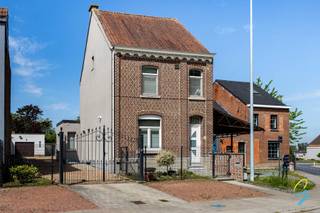 <p>In het rustige en groene Zandbergen bevindt zich deze instapklare halfopen bebouwing met vier slaapkamers, twee badkamers en een zonnige zuidwestgerichte tuin. De woning geniet van een aangename ligging, ideaal voor wie houdt van rust, natuur en mooie wandelingen, terwijl het station van Zandbergen zich op slechts 1 kilometer bevindt.</p>
<p>Bij het betreden van de woning komt u terecht in de inkomhal die toegang biedt tot de open leefruimte. Het salon, de eetkamer en de keuken lopen naadloos in elkaar over en vormen samen een lichtrijke en gezellige woonomgeving met een prachtig zicht op de tuin. D Op het gelijkvloers bevindt zich eveneens een badkamer uitgerust met een ligbad, lavabo en toilet.</p>
<p>Op de eerste verdieping geeft de nachthal toegang tot drie volwaardige slaapkamers en een tweede badkamer met douche, lavabo en toilet. De tweede verdieping herbergt een ruime vierde slaapkamer van maar liefst 30 m². Hier zijn bovendien reeds de nodige leidingen voorzien voor de inrichting van een extra badkamer of toilet. Boven deze verdieping bevindt zich nog een praktische zolderruimte.</p>
<p>De droge kelder biedt plaats aan alle technische installaties. Daarnaast beschikt de woning reeds over een gescheiden rioleringsstelsel.</p>
<p>Buiten vindt u naast de woning een garage, een berging en een grote, onderhoudsvriendelijke tuin met een gunstige zuidwestoriëntatie.<br /><br />Meer info? Een bezoek? Bel Jordi 0477/32.61.53</p>