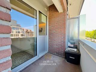 Bent u op zoek naar een ruim appartement waar licht en ruimte centraal staan?<br /><br />Dit verzorgde appartement van ca. 96 m² (+ 12m2 terrassen) , gelegen op de tweede verdieping (met lift) aan de Mechelse Steenweg 45, biedt de perfecte combinatie van comfort en een centrale ligging.<br /><br />Indeling en omschrijving:<br /><br />U betreedt het appartement via een royale inkomhal, die onmiddellijk een gevoel van ruimte geeft. In de hal bevinden zich een apart toilet en twee praktische bergingen, ideaal voor het opbergen van jassen, voorraad of huishoudelijk materiaal.<br /><br />De leefruimte en de aparte keuken (2012) genieten van een aangename lichtinval en bieden directe toegang tot het eerste terras aan de voorzijde (4 m²). Hier bevindt u zich in het bruisende centrum van Mortsel, met alle winkels en het openbaar vervoer letterlijk voor de deur.<br /><br />Aan de rustige achterzijde van het gebouw bevinden zich de slaapkamers:<br /><br />• Slaapkamer 1: Een ruime kamer van ca. 13,4 m².<br />• Slaapkamer 2: Een uitzonderlijk grote master bedroom van maar liefst 21,4 m².<br /><br />Beide slaapkamers geven toegang tot het terras aan de achterzijde (6,7 m²), waar u in alle rust kunt genieten van de buitenlucht. De badkamer (ligbad en lavabo) is eveneens bereikbaar via de centrale hal.<br /><br />Kortom, een ideaal appartement voor wie houdt van ruimte en de troeven van de stad binnen handbereik wil hebben !<br /><br />Wanneer gaan we kijken ?<br /><br />EPC : 239kWh/m<sup>2</sup> (Label C)<br />Stedenbouwkundige inlichtingen in aanvraag<br />Waterinfo : P-Score = C, G-Score = B<br /><br />Dit is niet wat je zoekt ? Al gehoord van AANKOOPBEGELEIDING ? Wij zoeken, bezoeken en onderhandelen mee met jou voor eigendommen die worden aangeboden door particulieren, andere makelaars of eigendommen die zelfs (nog) niet te koop staan?<br />Vraag meer informatie over aankoopbegeleiding via welkom@dehuisleverancier.be of 0489/069.000<br /><br />de Huisleverancier : Persoonlijk, voor iedereen Service, Kwaliteit en Vertrouwen !