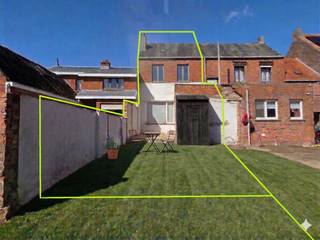 Welkom in deze gezellige woning met NIEUWE TUIN aan de Hoog-Kallostraat 46A.<br /><br />U bevindt zich hier n het hart van Kallo met zijn rustige dorpskern tussen Scheldepolders en Waaslandhaven, met school, winkels en openbaar vervoer op wandelafstand.<br /><br />De woning is op dit moment verhuurd. De koper kan de huur opzeggen met een opzegtermijn van 6 maanden als hij er zelf komt in wonen. <br /><br />Hier geniet je van het beste van twee werelden: de charme van het dorp én de vlotte bereikbaarheid via E34 en E17 naar Antwerpen, Gent, Brussel, Hasselt.<br /><br />Op het gelijkvloers verwelkomt een ruime, lichtrijke woonkamer je in huiselijke sfeer met open zicht op de nieuwe tuin. De geïnstalleerde keuken sluit hier naadloos op aan. <br /><br />De badkamer is uitgerust met ligbad, lavabo en toilet.<br /><br />De eerste verdieping biedt twee ruime slaapkamers, terwijl de ingerichte zolder een derde, ruime kamer vormt, perfect als masterbedroom, bureau of hobbyruimte.<br /><br />Deze woning combineert ligging en bereikbaarheid tot een slimme keuze voor jonge gezinnen, havenprofessionals of investeerders.<br /><br />Ontdek het dorpsleven van Kallo, met fort, dijken en Scheldenatuur vlakbij, en ervaar hoe aangenaam wonen net buiten de stad kan zijn.<br /><br />Interesse om deze woning te bezoeken? Vul bij voorkeur eerst uw gegevens in via de contactknop en dan bel ik u zo spoedig mogelijk op.<br />Laurens op 0496 20 64 64.