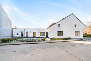 Ben je op zoek naar een instapklare woning in het rustige en charmante Smetlede? Zoek niet verder! Deze prachtig gerenoveerde woning biedt de perfecte mix van modern comfort en landelijke rust.<br /><br />De indeling gaat als volgt:<br />Gelijkvloers:<br />- Lichtrijke woonkamer<br />- Open keuken volledig ingericht met kwaliteitsvolle toestellen<br />- Aparte bergruimte naast de keuken<br />- Bureauruimte of extra slaapkamer<br />- Badkamer met ligbad, douche en dubbele wastafel<br />- Apart gastentoilet<br />- Ruime extra bergruimte<br /><br />Eerste verdieping:<br />- Nachthal<br />- Drie volwaardige slaapkamers<br /><br />De woning heeft een totaalrenovatie ondergaan en is nu afgewerkt tot de perfecte starterswoning. <br />Deze woning is rustig gelegen, maar beschikt wel nog steeds over een goede uitvalsbasis ten opzichte van winkels, restaurants en het openbaar vervoer. Kortom, de perfecte combinatie van beide.<br /><br />Laat deze kans niet schieten en plan vandaag nog uw bezoek via Laat deze kans niet schieten en plan vandaag nog uw bezoek via kristof.de.clercq@albert.immo.<br />Bij Albert kom je thuis!