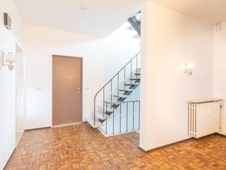 Vlak bij het centrum van Merksem vinden we dit ruime handelspand met duplex appartement terug. De ligging is eenvoudigweg top:...