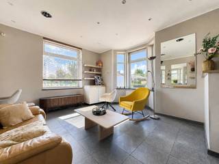 Karaktervolle open bebouwing met stijlvolle art-deco-invloeden, 4 bijzonder ruime slaapkamers, twee afzonderlijke badkamers en een verrassend veelzijdige indeling, aangevuld met een eigen oprit!<br /><br />Dankzij de aanwezigheid van twee aparte inkomhallen en een tweede keuken leent de woning zich uitstekend als kangoeroewoning, voor co-housing of voor de combinatie van wonen en werken.<br /><br />Deze woning omvat volgende indeling op het gelijkvloers: inkom met afzonderlijke polyvalente ruimte - centrale hal met toilet - extra inkomhal met keuken - lichtrijke leefruimte met eetruimte die zicht biedt op de zonnige tuin - open keuken voorzien van alle nodige toestellen, met een combinatie van een gasvuur en elektrische kookplaat, en een prachtig weids uitzicht over de groene weilanden - technische berging - inloopdouche met enkele lavabo - zuidgerichte terras met tuin en tuinhuis. <br />Eerste verdieping: nachthal met praktische verdeelhal die tevens als extra ruimte kan worden benut - badkamer met ligbad, toilet en lavabomeubel - 3 zeer ruime slaapkamers - extra ruimte, ideaal als dressing, bureauruimte, hobbykamer of babykamer.<br />Tweede verdieping: bijzonder ruime polyvalente ruimte over de volledige verdieping, ingedeeld als 4e slaapkamer of in te richten als afzonderlijke studio.<br /><br />Een bijzondere troef is de afzonderlijke ruimte aan de voorzijde van de woning. Door haar zichtbare ligging en aparte toegang is deze ruimte ideaal voor de inrichting van bijvoorbeeld een kapsalon, nagelstudio, praktijk- of kantoorruimte, mits naleving van de toepasselijke voorschriften.<br /><br />De woning wordt omgeven door een aangename tuin met verschillende zonnige oriëntaties, waardoor u op elk moment van de dag van de zon kunt genieten. Het uitzonderlijk ruime terras biedt bovendien volop plaats om gasten te ontvangen en in alle comfort van het buitenleven te genieten.<br /><br />Een ruime en veelzijdige eigendom voor wie op zoek is naar comfortabel wonen, gecombineerd met professionele mogelijkheden of ruimte voor meerdere generaties onder één dak.<br /><br />Voor verdere informatie of een vrijblijvend bezoek contacteer Céline op 0476/60 60 23 of mail naar celine@immax.be