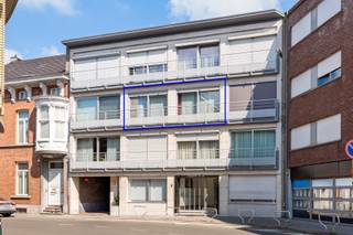 Te renoveren appartement met één slaapkamer op de tweede verdieping in een gebouw met lift! Dit appartement bevindt zich op wandelafstand van het centrum van Boom, met alle winkels, scholen en het openbaar vervoer. De oprit van de A12 ligt vlakbij, alsook de alsook hert treinstation, bushaltes en de oprit van de E19. Ideaal voor vlotte verbindingen naar Antwerpen en Mechelen/Brussel.
Dit zeer goed onderhouden appartement werd gebouw in 1972. Dit renoveren appartement heeft volgend indeling: Hal, gastentoilet, leefruimte met open ingerichte keuken, ruime slaapkamer met aangrenzende douchekamer. Het appartement beschikt over een eigen airconditioning systeem waar mee gekoeld en verwarmd kan worden. Er is gemeenschappelijke CV op stookolie met individuele meters. Bewoners beschikken over een eigen privatieve berging en een gemeenschappelijke fietsenberging.
