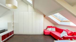 <p>Charmante studio van ca 33 m² gelegen op de derde verdieping in een karaktervol en stijlvol gerenoveerde herenwoning in het hartje van het Zuid. Deze locatie vlakbij het Koninklijk Museum voor Schone Kunsten en met tal van gezellige restaurants en cafeetjes op wandelafstand is gewoonweg super. Bovendien zijn tal van verbindingsmogelijkheden alsook het openbaar vervoer binnen handbereik!</p>
<p>De studio is semi gemeubeld, de grote meubelstukken horen immers bij het appartement en blijven staan. Het origineel dakgebinte is bij de renovatie behouden en geeft de ruimte net die extra touch. De keuken met vaste eettafel is volledig opengewerkt en voorzien van koelkast, oven en kookvuur. Hier is eveneens de aansluiting voor wasmachine en droogkast. Dankzij de grote veluxramen geniet het appartement van een aangename lichtinval.</p>
<p>De aparte badkamer is mooi afgewerkt met witte metrotegeltjes en voorzien van lavabo, douche en toilet.</p>
<p>Gemeenschappelijke lasten: 25 Euro per maand.<br />Alle nutsvoorzieningen (water, elektriciteit en gas) zijn privé op te nemen door de huurder.</p>
<p>Beschikbaar vanaf 1 september 2026.</p>