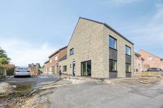 Deze woning wacht op uw finale afwerking, u kan zelf nog uw keuken, binnendeuren en plinten kiezen, zo is de woning volledig af! <br /><br />Kom deze ontdekken tijdens onze Power-Sale op zaterdag 7 november van 10.30-12.00. <br /><br />INDELING:<br /><br />GELIJKVLOERS:<br />-Ruime inkomhal of gang;<br />-Toilet;<br />-Living;<br />-Eetruimte;<br />-Keukenruimte (voorzien van alle aansluitingen, volledig naar eigen smaak in te richten);<br />-Wasruimte met douche;<br />-Technische ruimte;<br />-Achteringang;<br />-Hobbyruimte;<br />-Kelder.<br /><br />1e VERDIEP:<br />-3 ruime slaapkamers;<br />-Volledig afgewerkte badkamer met inloopdouche, toilet en 2 wastafels;<br />-Grote hobbykamer.<br /><br />2e VERDIEP met vaste trap: <br />-Kan nog verder ingericht worden met eventueel 2 extra slaapkamers &amp; badkamer!<br /><br />BUITEN: <br />-2 garages; <br /><br /><br />ALGEMENE INFO:<br />- Oriëntatie: Zuid-West;<br />- EPC B;<br />- Verwarming: gas;<br />- Dubbel glas;<br />- 3-4 slaapkamers;<br />- Regenwaterput;<br />- 2 Garages.<br />- De tuin is achteraan gelegen en toegankelijk via een erfdienstbaarheid. <br /><br /><br />EPC: 159 kWh/m² / UC: 20260629-0003906272-RES-1<br />EPC: 0 kWh/m²<br /><br />De eigendom wordt aangeboden via de Power-sale formule. Op 07/11/2026 tussen 10:30 en 12:00 kan u het huis op afspraak komen bezichtigen en een bod uitbrengen. De vermelde prijs is een instelprijs. Voor meer info, gelieve contact op te nemen met de dossierverantwoordelijke.<br /><br />Bestuursmaatregelen in het maatregelenregister: nee