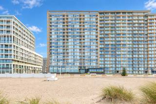 <p><span>Uniek penthouse appartement op de 15de verdieping gelegen op de dijk met eindeloos zicht op de zee en prachtig zicht op duinen. Instapklaar en volledig ingericht / gemeubeld appartement met 3 slaapkamers (15m² &amp; 13m² &amp; 7m²). Compleet uitgeruste open keuken en badkamer met lavabo en inloopdouche. Terrasje (3m²) aan de voorzijde en 2de terras (7,5m²) aan de achterzijde. Hoogwaardige afwerking met onder meer parketvloer, gas condensatie ketel met vloerverwarming en gunstig EPC + conforme elektrische installatie. </span></p><p><span>Mogelijkheid tot aankoop van een afgesloten garagebox (+ € 85.000) in een nabijgelegen gebouw. </span></p><p><span>Dit pareltje aan de Belgische kust is een droom voor mensen die op zoek zijn naar een exceptioneel appartement zonder geluidsoverlast of inkijk in een unieke setting. Ideaal voor zowel voltijdse bewoning als een eventueel 2de verblijf.</span></p><p><span> </span></p><p><span> </span></p>