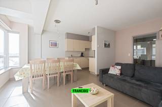 Op een toplocatie in Blankenberge, op de tweede verdieping van de recente residentie ‘Barca A Vela’, bevindt zich dit charmant appartement met zijdelings haven- en zeezicht. Met zijn doordachte indeling, kwalitatieve afwerking en instant vakantiesfeer is dit een unieke kans voor wie op zoek is naar een tweede verblijf, vaste woonplaats of een interessante investering.<br /><br />Bij binnenkomst op de tweede verdieping wordt u verwelkomd in de nachthal, voorzien van een apart gastentoilet en badkamer, voorzien van inloopdouche en enkele wastafel. We genieten van een grote zonnetoevoer dankzij de grote raampartijen die uitkijken op zowel de jachthaven, alsook op de aantrekkelijke zeedijk en het strand. Verder werd deze topper voorzien van een keuken met moderne uitrusting en aanpalende berging voor extra comfort. Als laatste treffen we een grote slaapkamer aan de achterzijde van de residentie. <br /><br />Dit appartement is volledig instapklaar, voorzien van een gunstig EPC en een conforme elektrische keuring, en is bovendien onmiddellijk beschikbaar. Op de gelijkvloerse verdieping kunnen de fietsen gestald worden in de gemeenschappelijke fietsenberging waar plaats voorbehouden wordt voor twee fietsen. <br /><br />Bent u klaar om uw dagen te starten met het geluid van de golven en een uitzicht dat nooit verveelt? Plan vandaag nog uw bezoek en laat u verrassen door dit unieke aanbod!<br /><br />