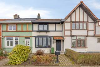 Achter de authentieke gevel van deze charmante gezinswoning schuilt een verrassend ruime en super gezellige thuis die meteen warm aanvoelt...