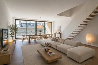 <p>Droomt u van stijlvol wonen in het hart van Antwerpen, zonder in te boeten aan rust, ruimte en energiezuinigheid? Dan zal deze uitzonderlijke duplex in de volledig vernieuwde residentie <strong>Opera 12</strong> u ongetwijfeld weten te bekoren.</p>
<p>Deze prachtige residentie werd recent volledig gestript en hoogwaardig gerenoveerd, waardoor u geniet van het comfort en de uitstraling van een nieuwbouwproject, gecombineerd met een absolute topligging in het stadscentrum. Dankzij de doorgedreven renovatie voldoet het gebouw aan de hedendaagse normen op vlak van duurzaamheid, wooncomfort en energieprestaties, wat resulteert in een bijzonder energiezuinige woonervaring.</p>
<p>Bij het betreden van deze exclusieve duplex wordt u meteen verwelkomd in een indrukwekkende leefruimte die baadt in het natuurlijke licht. De grote raampartijen creëren een uitzonderlijk gevoel van ruimte en verbinden het interieur naadloos met het aangename terras aan de voorzijde, waar u kunt genieten van een uniek uitzicht op het iconische Operagebouw.</p>
<p>Aan de achterzijde bevindt zich de prachtig afgewerkte open keuken met een royaal kookeiland en kwalitatieve inbouwtoestellen. Aansluitend vindt u een praktische berging die zorgt voor extra comfort in het dagelijkse leven.</p>
<p>De absolute troef van deze woonst bevindt zich achteraan: een fenomenaal zonneterras van maar liefst ca. 50 m². Hier geniet u in alle rust en privacy van lange zomeravonden, gezellige diners met vrienden of een ontspannen moment in de zon, midden in de stad maar volledig afgeschermd van de drukte.</p>
<p>Op de bovenverdieping bevinden zich drie volwaardige slaapkamers, elk met voldoende ruimte en lichtinval. Daarnaast beschikt het appartement over twee stijlvol afgewerkte badkamers, waardoor deze duplex perfect geschikt is voor gezinnen, thuiswerkers of wie simpelweg houdt van extra ruimte en comfort.</p>
<p>De ligging is simpelweg onovertroffen. De Meir, het Stadspark, de Zoo, tal van gezellige restaurants, winkels en uitstekende openbaarvervoersverbindingen bevinden zich op wandelafstand. Hier woont u in het bruisende centrum van Antwerpen, terwijl u thuis geniet van rust, luxe en een uitzonderlijke woonkwaliteit.</p>
<p>Een duplex van dit niveau, met drie slaapkamers, twee badkamers én een zonneterras van 30 m², is een zeldzame opportuniteit in hartje Antwerpen.</p>
<p>Bent u op zoek naar een woning die onmiddellijk een thuisgevoel creëert en tegelijk een unieke woonbeleving biedt? Plan dan vandaag nog uw bezoek en ontdek zelf de charme en het comfort van Opera 12.</p>
<p>Contacteer LISTED via +32 3 283 51 51 voor een persoonlijke rondleiding. Uw nieuwe thuis wacht op u.</p>