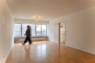 <p><strong>Compact wonen met city vibes</strong></p>
<p><strong>Welkom in hartje Antwerpen, waar alles dichtbij is en de stad je favoriete buur is. Deze studio ligt op de Turnhoutsebaan, slim verscholen in een zijstraatje. Dat betekent: De Roma om de hoek, koffie bij Butcher’s Coffee, Zurenborg op wandelafstand en vlotte invalswegen binnen handbereik. Hier woon je midden in de dynamiek van 2140, met alles wat je nodig hebt op een paar minuten van je voordeur. Deze studio van 48 m² ligt op een zesde verdieping en is er eentje voor mensen met visie. Een plek waar je niet gewoon intrekt, maar waar je je eigen verhaal kan beginnen schrijven. Benieuwd? Kom binnen…</strong></p>
<p> </p>
<p><strong>De inkom: klein, slim en goed doordacht</strong></p>
<p>Je komt binnen in een knus inkomhalletje met ingemaakte kasten. Jassen, schoenen, poetsgerief: alles krijgt hier netjes zijn plaats. Compact, maar efficiënt - en dat zet meteen de toon voor de rest van het appartement.</p>
<p> </p>
<p><strong>De leefruimte: licht in overvloed en ruimte om te spelen</strong></p>
<p>De living is verrassend ruim en baadt in daglicht dankzij de ramen die over de volledige breedte lopen. Dit is zo’n ruimte waar je makkelijk een gezellige zithoek combineert met een slaaphoek, zonder dat het ooit vol of rommelig aanvoelt. Het licht doet hier al het werk en geeft de studio een open, luchtig karakter. Het uitzicht kijkt uit op een gebouw, maar daarnaast is er ook open zicht, wat zorgt voor ademruimte en extra lichtinval. Op de zesde verdieping voel je bovendien net dat nodige tikkeltje afstand van de straat.</p>
<p> </p>
<p><strong>De keuken: apart en klaar voor een nieuw hoofdstuk</strong></p>
<p>Aan de rechterkant vind je de aparte keuken, die wel wat liefde kan gebruiken. Tijdens de shoot zetten we er niet voor niets een gereedschapskist neer… Dit is een plek waar je je eigen keuzes kan maken en je eigen stijl kan binnenbrengen.</p>
<p> </p>
<p><strong>De badkamer: compact en functioneel</strong></p>
<p>De badkamer is compact en praktisch, met een douche, lavabo en toilet. Alles wat je nodig hebt, netjes bij elkaar.</p>
<p> </p>
<p><strong>Extra’s: praktisch wonen in de stad</strong></p>
<p>Het gebouw is groot, de verdieping hoog, en de ligging midden in Antwerpen maakt dit een ideale studio voor wie centraal wil wonen of investeren met oog op de toekomst. En plus, er is een kelderberging aanwezig!<br /><br />Wie dat wil, kan een autostaanplaats aankopen aan €27.000: een absolute meerwaarde op deze locatie. Het gebouw is groot, de verdieping hoog, en de ligging midden in Antwerpen maakt dit een ideale studio voor wie centraal wil wonen of investeren met oog op de toekomst. En plus, er is een kelderberging aanwezig!</p>
<p>Oftewel: 48 m² op een toplocatie, met een grote leefruimte, veel licht en de kans om er helemaal jouw plek van te maken.</p>
<p> </p>
<p><strong>Verliefd? Info@ugly.be</strong></p>