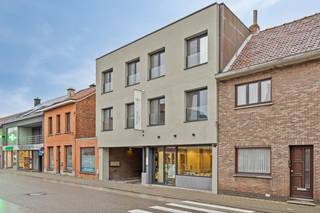 In het hart van Kruibeke vinden we dit ruim appartement, gelegen op de eerste verdieping.<br /><br />De indeling is als volgt: inkomhal en ingemaakte kasten, gastentoilet, zeer ruime leefruimte, ingerichte keuken, <strong>drie slaapkamers</strong>, recent gerenoveerde badkamer met dubbele wastafel en inloopdouche en een royaal terras met<strong> zicht op de polder</strong>.<br />EPC: label B: 161 kWh / (m² jaar)<br /><br /><br /><strong>Extra troeven</strong>:
<ul>
<li>PVC-ramen dubbel glas</li>
<li>Gunstig EPC</li>
<li>Gemeenschappelijke kelder met aparte berging</li>
<li>Centrum</li>
</ul>
<br />Bron bewoonbare oppervlakte : EPC - certificaat<br /><br />Goed onderhouden appartement met uitstekende verhuurmogelijkheid. <br />Contacteer ons vandaag nog voor een bezoek! 03/775.78.79<br />Ben je ook van plan jouw eigendom te verkopen? Maak een afspraak voor een gratis schatting, wij maken er samen een succesverhaal van.