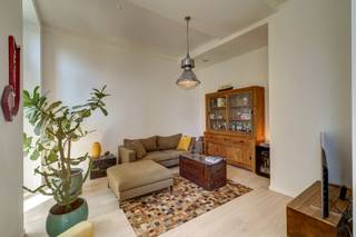 <p>Interesse of vragen? Neem gerust contact op met Dimitry Van Hinsbergh via dimitry@copandi.be of via +32 493 37 27 43.<br /><br />Wonen in Nieuw Zuid is kiezen voor stijl, comfort en een unieke levenskwaliteit. Dit moderne duplex appartement aan het Henri Storckpad 3 combineert een hoogwaardige afwerking met een toplocatie in een van de meest begeerde buurten van Antwerpen. Een EPC-label A, private inkom en ruim terras maken dit appartement tot een echte buitenkans.<br /><br />Bij het binnenkomen valt meteen de lichte leefruimte van bijna 40 m² op, met grote ramen die zorgen voor veel daglicht en een aangename verbinding met het terras. De open keuken is volledig ingericht en vormt het hart van de woning, ideaal voor wie houdt van koken en gezellig tafelen. Verder zijn er een gastentoilet en een praktische berging aanwezig.<br /><br />Op de verdieping bevinden zich twee slaapkamers, waarvan één perfect kan dienen als bureau of logeerkamer. De volledig betegelde badkamer beschikt over een ligbad, douche en wastafel, en de aparte dressing zorgt voor extra opbergruimte en comfort. Een aparte wasruimte en een tweede toilet maken het geheel compleet.<br /><br />Wie dat wenst, kan een staanplaats onder het gebouw aankopen.<br /><br />Dit appartement is perfect voor wie houdt van modern wonen in een levendige, groene stadswijk, op wandelafstand van scholen, winkels, horeca en het water.<br /><br />✅ TOP-locatie<br />✅ Ruim terras en private inkom<br />✅ EPC-label A<br />✅ Mogelijkheid tot aankoop staanplaats<br />✅ Kindvriendelijke buurt met school op wandelafstand</p>