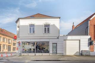 Veel visibiliteit en lichtrijk appartement met aparte ingang ...<br /><br />In het centrum van Wevelgem bevindt zich dit veelzijdige handelspand met woonst, een eigendom vol potentieel voor ondernemers en investeerders. Het pand deed vroeger dienst als café en herbergt momenteel een fietsenwinkel, maar is klaar om een nieuw verhaal te schrijven. De handelsruimte op het gelijkvloers werd mooi gerenoveerd met respect voor authentieke elementen, wat zorgt voor een charmante en karaktervolle uitstraling. Dankzij de grote raampartij geniet de winkel van uitstekende visibiliteit en veel natuurlijke lichtinval.<br /><br />Ernaast bevindt zich een ruime garage van ongeveer 45 m², uitgerust met een hoge poort van 3 op 3 meter en een praktische sectionaalpoort. Deze ruimte biedt tal van mogelijkheden voor stockage, werkruimte of extra parkeergelegenheid. In de garage bevindt zich ook een regenwaterput van 5.000 liter. Op het gelijkvloers is bovendien een sanitaire ruimte voorzien.<br /><br />Boven het handelspand bevindt zich een appartement in opbouw met een aparte ingang, waardoor wonen en werken perfect gescheiden kunnen worden. Dit biedt ook interessante mogelijkheden voor verhuur of als investering. Op de eerste verdieping bevindt zich een lichtrijke leefruimte aan de voorzijde, met daarachter de keuken en een naastliggende technische ruimte. Verder is er op deze verdieping een apart toilet en is er eventueel nog de mogelijkheid om een aangenaam dakterras te creëren.<br /><br />De tweede verdieping beschikt over twee slaapkamers en een badkamer. Het appartement dient nog verder afgewerkt te worden, maar vormt een bijzonder lichtrijke en aangename woonst met veel potentieel.<br /><br />EPC appartement: E, EPC handelspand: D<br /><br />Kortom, dit pand is ideaal voor wie wonen en ondernemen wil combineren of op zoek is naar een interessant investeringspand op een centrale locatie. Een eigendom met karakter, ruimte en tal van mogelijkheden voor de toekomst.