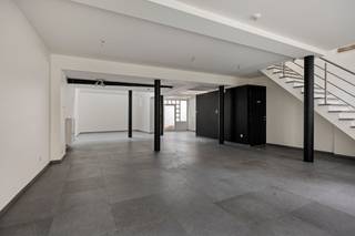 Dit charmante handelspand, gelegen in de Ridderstraat, maakt deel uit van vastgesteld bouwkundig erfgoed en geniet een absolute topligging tussen de Koning Albertstraat en de Havermarkt.<br /><br />Dankzij de hoge passage en het levendige stadsgebeuren voor de deur is dit de ideale locatie voor een kleine handelszaak, boetiek, atelier of kantoor.<br /><br />Het pand werd recent volledig gerenoveerd, waarbij heel wat authentieke elementen zoals het gebinte en de balkenstructuur mooi bewaard zijn gebleven.<br /><br />De gelijkvloerse verdieping omvat een open ruimte van ongeveer 78 m², terwijl de eerste verdieping perfect kan dienen als zit- of leefruimte. Op de tweede verdieping bestaat bovendien de mogelijkheid om slaapkamers te creëren.<br /><br />Het gebouw onderscheidt zich door zijn karaktervolle uitstraling en ligt zowel in een zone van vastgesteld bouwkundig erfgoed (sinds 1 februari 2018) als in een vastgestelde archeologische zone (sinds 19 februari 2016). Dit pand is ideaal voor wie op zoek is naar een handelsruimte op een uitzonderlijke locatie met een unieke, authentieke sfeer.<br /><br />Enkele pluspunten op een rij:<br />+ Topligging tussen Koning Albertstraat en de Havermarkt<br />+ Pand met karakter<br />+ Vastgesteld bouwkundig erfgoed van 01-02-2018 tot heden - https://inventaris.onroerenderfgoed.be/aanduidingsobjecten/20436<br />+ Vastgestelde archeologische zone van 19-02-2016 tot heden - https://inventaris.onroerenderfgoed.be/aanduidingsobjecten/11895<br /><br />Ben jij op zoek naar een handelspand op een absolute toplocatie met een charmante gevel? Of ben jij benieuwd wat achter deze gevel schuilt? Neem dan contact op met Stephanie via stephanie@vestio.com of op het nummer 0474-73 64 84.