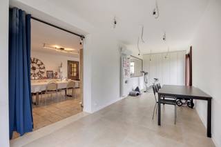 <p><strong>Unieke open bebouwing nabij het centrum van Hofstade</strong><br />Ontdek deze unieke open bebouwing, gelegen in een rustige straat nabij het centrum van Hofstade. Deze woning combineert de charme van klassieke architectuur met moderne upgrade, waardoor het de ideale thuisbasis is voor gezinnen en iedereen die op zoek is naar een ruime en veelzijdige woonruimte.</p><p><strong>Warme leefruimte met polyvalente aanbouw</strong><br />Bij binnenkomst wordt u verwelkomd in een lichte inkomhal, compleet met een apart toilet. De ruime leefruimte straalt warmte en gezelligheid uit, en vloeit naadloos over in de eetkamer, wat de perfecte setting creëert voor gezellige avonden met vrienden en familie. De aangrenzende aanbouw biedt een polyvalente ruimte die ideaal is als bureau, hobbyruimte of speelkamer. Met een prachtig uitzicht op de omringende tuin wordt deze ruimte een fijne plek om te ontspannen of creatief bezig te zijn.</p><p><strong>Functionele keuken met tuincontact</strong><br />De afgesloten keuken ligt in direct contact met de tuin, wat het ideaal maakt voor het bereiden van maaltijden en het genieten van buiten dining tijdens de warmere maanden. Via de hal heeft u toegang tot de kelder, waar u extra opslagruimte vindt, evenals de garage. Deze garage/fietsenberging is voorzien van een nieuwe secundaire poort en sluit aan op een handige wasplaats.</p><p><strong>3 à 4 slaapkamers en uitbreidingsmogelijkheden</strong><br />Deze woning beschikt over 3/4 ruime slaapkamers, waarvan de hoofdslaapkamer is uitgerust met een ensuite badkamer. De tweede badkamer is toegankelijk vanuit de nachthal, wat het praktisch maakt voor gezinsleden of gasten. Een bureau, momenteel ingericht als strijkkamer, biedt veelzijdige gebruiksmogelijkheden. Daarnaast is er een polyvalente kamer die als wellnessruimte is ingetekend bij de bouwplannen; deze kan eenvoudig worden omgevormd tot een vierde slaapkamer, met de mogelijkheid om een dakterras toe te voegen. <br />De dakverdieping, momenteel in gebruik als berging, biedt veel potentieel voor extra kamers of opslag.</p><p><strong>Volop genieten van de tuin rondom</strong><br />Naast de ruime indeling en praktische opzet, heeft deze woning ook een leuke tuin die rondom de woning ligt. Dit zorgt ervoor dat u volop kunt genieten van de buitenruimte, perfect voor ontspanning of buitenactiviteiten met het gezin.</p><p><strong><br />Interesse? Plan vandaag nog uw bezoek</strong><br />Kortom, deze charmante open bebouwing biedt alles wat u nodig heeft voor comfortabel wonen in een gewilde buurt. Bent u geïnteresseerd in deze woning? Neem dan gerust contact op voor meer informatie of om een bezichtiging te plannen. U kunt ons bereiken via e-mail op nico@altro-vastgoed.be. Mis deze kans niet om hier uw droomhuis te verwerven! RICHTPRIJS 649.000 EURO - BESCHIKBAAR BIJ AKTE</p>