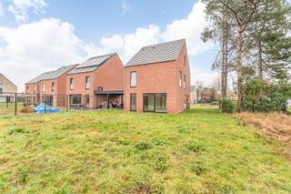 Matexi bouwt aan de gloednieuwe woonbuurt 'Scharent' met 14 open nieuwbouwwoningen langsheen een buurttuin. Elke woning beschikt over 3 slaapkamers en een eigen tuin. Zo heb jij alle (groene) ruimte om te genieten van het leven. <br /><br /><strong>Lot 07</strong> is qua ligging het laatste lot in deze rij woningen en is voorzien van een carport. <br /><br />De ruime woningen beschikken over voldoende opbergruimtes om gerief in kwijt te geraken. Daarnaast wordt er ruimte voor een bureau voorzien. Ideaal voor wie af en toe eens telewerkt! Nood aan een extra atelierruimte, slaapkamer of iets anders? In de optioneel inrichtbare zolder worden je dromen werkelijkheid. Interesse? Neem snel contact op voor alle gedetailleerde info.