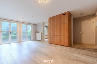 Assistentiewoning met privatief terras nabij het centrum van Brugge.Bent u op zoek naar een comfortabele assistentiewoning als investering of voor eigen gebruik? Dan is deze verzorgde assistentieflat in residentie Ter Walle, gelegen aan de Blankenbergse Steenweg 120 in Brugge, zeker het ontdekken waard.De residentie bevindt zich op een rustige locatie, vlakbij het historische stadscentrum van Brugge en biedt een aangename combinatie van comfort, veiligheid en levenskwaliteit. Deze instapklare assistentiewoning beschikt over een bewoonbare oppervlakte van 55 m² en omvat een inkomhal, een lichtrijke leefruimte met geïntegreerde keuken, een afzonderlijke slaapkamer en een badkamer en suite. Vanuit de woonkamer heeft u directe toegang tot het privatieve terras, waar u in alle rust kunt genieten van de buitenlucht. Bewoners genieten bovendien van diverse gemeenschappelijke voorzieningen, waaronder een gezellige zithoek en een prachtige tuin die toegankelijk is voor alle bewoners van de residentie. Dit zorgt voor een aangename woonomgeving met ruimte voor sociaal contact en ontspanning. Mogelijkheid aankoop garagebox à €30.000.Interessant investeringsvastgoed met lopende verhuur en aantrekkelijk rendement!📞 Contacteer Lorenzo voor een bezoek: 0492 08 08 08 – lorenzo@correctvastgoed.be👉 Online schattingstool: www.correctvastgoed.be/schatting