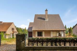 Deze charmante en degelijke woning uit 1984 bevindt zich op een ruim perceel van 10a 29ca. De woning is gelegen aan de rand van het bos, in...