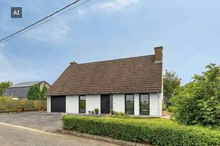 Bent u op zoek naar een huis met veel potentieel nabij de charmante dorpskern van Tiegem (Anzegem)? Deze ruime gezinswoning biedt alles wat u nodig heeft. <br /><br />Met een royale grondoppervlakte van ca. 1.065m², vier slaapkamers, een inpandige garage en een grote, zonnige tuin is dit de ideale plek voor een gezin. <br /><br />Het huis is gelegen op een gunstige ligging. U geniet van een vlotte bereikbaarheid naar lokale winkels, bakkers en slagerijen, en bent bovendien in een mum van tijd op de E17.<br /><br />Kortom: bent u op zoek naar een huis met veel ruimte en mogelijkheden in regio Anzegem? Mis deze kans niet en maak nu jouw afspraak!<br /><br />INDELING<br /><br />Gelijkvloers:<br />Inkomhal - slaapkamer 1/bureau - lichtrijke leefruimte met houthaard - ingerichte keuken - badkamer (toilet, douche, lavabo) - inpandige garage met berging en wasplaats - ruime, zonnige tuin met terras - apart bijgebouw met dubbele garage<br /><br />Eerste verdiep:<br />Nachthal - slaapkamer 1 - toilet - slaapkamer 2 - slaapkamer 3<br /><br />ALGEMENE INFO <br /><br />- Dubbel glas ( Afzelia hout)<br />- Rolluiken<br />- Regenwater: 10.000L<br /><br />TROEVEN<br /><br />- Gunstige ligging nabij invalswegen<br />- Mooi goed onderhouden eigendom<br />- Gunstig EPC<br /><br />Interesse in deze woning? Maak dan zeker uw afspraak voor deze woning te koop in Anzegem via 0472 18 64 20 of matisse.vandererven@dewaele.com.<br /><br />Bestuursmaatregelen in het maatregelenregister: nee<br /><br />Deze AI-visualisaties zijn bedoeld als inspiratie. Er werd geen rekening gehouden met technische specificaties, stedenbouwkundige voorschriften of de concrete mogelijkheden tot realisatie.