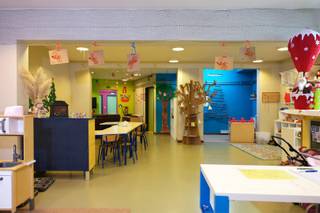 AlgemeenIn het hart van Ursel, in de Rozestraat 8, bevindt zich dit uitzonderlijk ruime en polyvalente gebouw. Het pand deed vroeger dienst als site...