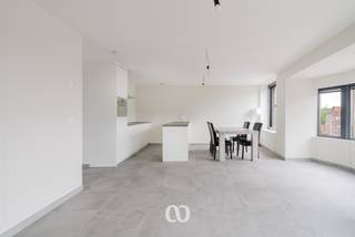 Ben jij op zoek naar een energiezuinig nieuwbouwappartement met één slaapkamer en een terras op een vlot bereikbare ligging in Eine? Gevonden!<br /><br />De kwalitatieve afwerking, het EPC-label A, de zonnepanelen, de airconditioning en de centrale ligging vlakbij de Schelde, het centrum van Oudenaarde, de N60 en tal van winkels zijn maar enkele van de vele troeven die we hier terugvinden!<br /><br />INDELING:<br /><br />Het appartement bevindt zich in het voormalige "Café De Sterre", waar karakter en hedendaags wooncomfort op een geslaagde manier gecombineerd werden.<br /><br />Je komt het appartement binnen via de inkomhal. Van hieruit heb je toegang tot het aparte toilet, de handige berging en de moderne badkamer met inloopdouche. Verder kom je terecht in de lichtrijke leefruimte met open keuken, die uitgerust is met kwalitatieve toestellen. Dankzij de grote raampartijen geniet je hier van een aangename lichtinval.<br /><br />Aansluitend bevindt zich de ruime slaapkamer met rechtstreekse toegang tot het gezellige terras.<br /><br />STAANPLAATS EN BERGING:<br /><br />Op het gelijkvloers beschikt het appartement over een private autostaanplaats en een praktische berging. Deze worden samen mee aangeboden aan 15.000 EUR. Het gebouw is bovendien uitgerust met een lift.<br /><br />Dit stijlvolle appartement maakt deel uit van een kleinschalige residentie, wat zorgt voor een rustige en aangename woonomgeving.<br /><br />BELANGRIJK:<br />De verkoop gebeurt onder het btw-stelsel van 21%.<br /><br />Lijkt dit appartement wel iets voor jou? Aarzel dan zeker niet en contacteer ons vandaag nog voor een bezoek!