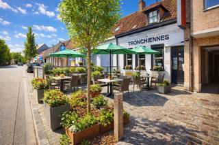 Wilt u uw handelszaak vestigen op een plek met karakter, uitstraling en natuurlijke passage? Op het charmante Drongenplein, omgeven door groen...