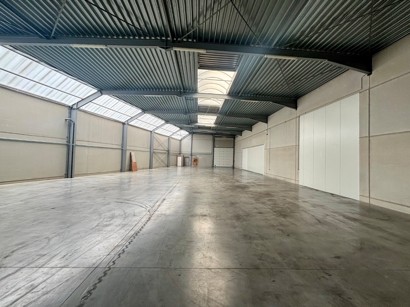 UITSTEKEND GELEGEN WERKPLAATS (699m²) + PARKING ! - foto 4