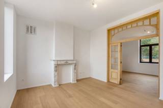 Prachtig instapklaar landhuis op ruim perceel van 986 m²Deze woning biedt een perfecte combinatie van modern comfort en charmante details. Er is...