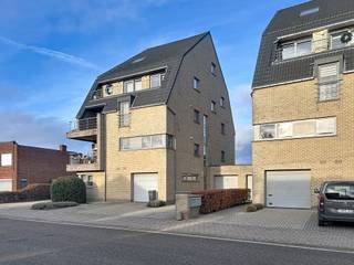 Op de derde en vierde verdieping van een kleinschalig appartementsgebouw met lift vind je dit aangename en unieke duplex-appartement, waar ruimte, licht en comfort centraal staan. Op de derde verdieping bevinden zich de inkomhal, gastentoilet, eetkamer met open, volledig geïnstalleerde keuken, een berging/wasplaats, twee mooie slaapkamers, en een uitgeruste badkamer met zowel bad als douche. Door het open verband van dit appartement genieten al de ruimtes natuurlijk licht en contact met buiten. Vooral de eetkamer is een oase aan licht en het aanpalende terras geniet een open en ver zicht. Vanuit de eetkamer biedt een trap u toegang tot de bovenste verdieping welke kan worden ingekleedt als leefruimte met bureau, zithoek met bibliotheek of een aparte hobbyruimte. Als extraatje omvat dit appartement ook nog een inpandige garage op het gelijkvloers, uiterst handig voor een wagen, fietsen, vuilnisbakken of andere stockage. Samengevat: dé perfecte uitvalsbasis voor wie houdt van ruimte, licht en rust, en dit alles op fietsafstand van het centrum van Herenthout.