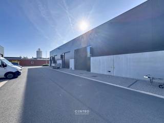 <u><strong>Benaderende OPPERVLAKTEN:</strong></u><br />Opslagruimte: 10,5m x 17,5m = 180m²<br />Parkeerplaats: 12,50m² <br /><br /><u><strong>AFWERKING:</strong></u>
<ul>
<li><strong>Constructie</strong><em>:</em> Geverfde staalconstructie met volledige overspanning, vrije hoogte 6m. Plaatsen van zonnepanelen op het dak is mogelijk.</li>
<li><strong>Buitengevels</strong><em>:</em> Gladde betonplint (10cm PIR) en metalen sandwichpanelen (10cm PIR). Op de gevel is er plaats voorzien voor een uithangbord van uw bedrijf.</li>
<li><strong>Binnenwanden</strong><em>: </em>Betonwanden (15cm) over de volledige hoogte. (RF 60).</li>
<li><strong>Dak</strong><em>: </em>Geïsoleerd (12cm PIR) steeldeck met dampscherm en PVC dakdichting.</li>
<li><strong>Vloer</strong><em>: </em>gepolierde betonvloer met vloerbelasting van 1T/m².</li>
<li>Geïsoleerde en automatische <strong>sectionaalpoort</strong> (h: 4,5m x b: 4m) – aluminium schrijnwerk op gelijkvloers (dubbele beglazing K: 1,1).</li>
</ul>
<strong><u>Algemeen</u>: </strong>Brandklasse C voorzien van RWA (geïntegreerd in de lichtstraat).<br /><br /><u><strong>NUTSVOORZIENINGEN:</strong></u><br />Stadswater, elektriciteit (drijfkracht, 3 x 400V, 32A), proximus, regenwaterput van 10.000l met socarex, afvoer. Afzonderlijke tellers.<br /><br /><u><strong>LIGGING:</strong></u><br />Centrale ligging in West-Vlaanderen.<br />Vlakbij N50 ( Baan Brugge-Kortrijk).<br />Op enkele kilometers van autosnelwegen E403/E40 (Doornik-Brugge).<br /><br /><u>* Bijzonderheden:</u><br />- Onmiddellijk beschikbaar<br />- Prijzen per maand, excl. BTW (21%), onderhoud gemene delen (afrekening syndicus) en onroerende voorheffing (conform aanslagbiljet)<br />- Onze referentie op <strong>www.centro.be</strong> : <strong>P0509</strong> of contacteer ons op <strong>050 70 01 02</strong>.