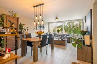 Op zoek naar een gezellig en volledig gerenoveerd appartement op een toplocatie? Dit lichtrijke appartement is gelegen pal in het centrum van Izegem, op wandelafstand van winkels, horeca, openbaar vervoer en alle dagelijkse voorzieningen.<br /><br />De aangename leefruimte geniet van veel natuurlijke lichtinval en sluit mooi aan op de volledig geïnstalleerde keuken. Een ideale plek om gezellig te tafelen of heerlijk te ontspannen.<br /><br />Het appartement beschikt over twee slaapkamers, een verzorgde badkamer met inloopdouche en een praktische berging, die zorgt voor de nodige extra opbergruimte.<br /><br />Als extra troef is er een leuk terras, waar je in alle rust kan genieten van een kop koffie of een gezellig moment in de buitenlucht.<br /><br />Dankzij de volledige renovatie is dit appartement instapklaar en vormt het een ideale thuis voor wie comfortabel en centraal wil wonen.<br /><br />Troeven:<br /><br />Volledig gerenoveerd<br />Gelegen pal in het centrum van Izegem<br />Lichtrijke leefruimte<br />Volledig geïnstalleerde keuken<br />2 slaapkamers<br />Badkamer met inloopdouche<br />Praktische berging<br />Gezellig terras<br />Instapklaar