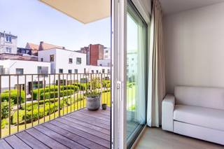 Luxueuze studio in het prestigieuze project "Leopold" <br /><br />Ligging<br /><br />Rust, privacy én toch midden in het kloppende hart van de stad. In de Henri Van Heurckstraat woon je op een toplocatie tussen het Theaterplein, de Meir en het Mechelseplein, met het Botanic Sanctuary om de hoek. Alle winkels, horeca en cultuur bevinden zich op wandelafstand. Openbaar vervoer (metro Meir, tram op de Leien en Centraal Station) bereik je in enkele minuten.<br /><br />Beschrijving<br /><br />De recente luxeresidentie “Leopold” combineert hedendaagse architectuur met rust en groen dankzij de aangelegde binnentuinen.<br />Deze luxestudio (zonder afzonderlijke slaapkamer) op de eerste verdieping is hoogwaardig afgewerkt en omvat een inkomhal met berging, een badkamer met wasmachine en droogkast, een gang met ingemaakte kasten, een volledig ingerichte keuken en een lichtrijke leef-/slaapruimte met aansluitend terras en zicht op de binnentuin.<br />De parketvloer, maatkasten en kwalitatieve afwerking zorgen voor een warm en stijlvol geheel. Inclusief zonwering, meubilair, gordijnen en verlichting: volledig instapklaar.<br /><br />Belangrijkste troeven<br /><br />• Topligging in het historische centrum<br />• Recent project met binnentuin<br />• Mogelijkheid tot aankoop autostaanplaats of kelder<br />• Instapklaar en onmiddellijk beschikbaar<br />• Volledig bemeubeld<br />• Fietsenberging en binnentuin