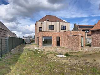 Bent u op zoek naar een huis met karakter en potentieel? Deze charmante woning te koop in Tiegem (Anzegem) biedt de perfecte combinatie van ruimte, rust en een uitstekende ligging. Gelegen op een ruim perceel van 971m², geniet u hier van een heerlijk landelijk gevoel zonder in te boeten op bereikbaarheid.Verder beschikt de woning over drie ruime slaapkamers en een royale, lichtrijke leefruimte die direct een gevoel van thuiskomen geeft. De open keuken vormt het hart van de woonst en sluit naadloos aan op de zuidgerichte tuin, ideaal voor wie houdt van zon en buitenleven.INDELINGGelijkvloers: inkomhal, gastentoilet, ruime leefruimte met open keuken, kelder, ruime tuin met landelijke vergezichtenEerste verdiep: slaapkamer 1, slaapkamer 2, badkamer (dubbele lavabo en inloopdouche), toiletTweede verdiep: slaapkamer 3ALGEMEEN- Oplevering: bij akte- De woning wordt nog volledig afgewerkt (excl. tuin en terras)- Gunstig EPC (B)- Nabij invalswegen- Dubbele beglazing- Centrale verwarming: aardgas Wil je een afspraak vastleggen of wens je meer informatie, neem dan contact op met de dossierverantwoordelijke, Matisse Vandererven (056 605 605 - matisse.vandererven@dewaele.com)Disclaimer: De AI-visualisaties zijn bedoeld als inspiratie. Er werd geen rekening gehouden met technische specificaties, stedenbouwkundige voorschriften of de concrete mogelijkheden tot realisatie.Bestuursmaatregelen in het maatregelenregister: nee
