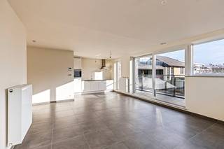 Dit gezellig appartement zoekt nieuwe bewoners! Ben jij op zoek naar een mooie gezellige woonst dan is dit misschien iets voor u? Dit appartement heeft 1 slaapkamer en een ruim terras.<br /><br />INDELING:<br />- inkom met gastentoilet<br />- lichtrijke leefruimte<br />- ruim terras<br />- open keuken (kookplaats, spoelbak, frigo, oven...)<br />- praktische bergruimte<br />- 1 slaapkamer<br />- badkamer (lavabo en douche)<br /><br />Algemeen:<br />- fietsenstalling<br />- autostaanplaats verplicht bij te huren (€30,00)<br />- centrum Waregem<br /><br />Bent u geïnteresseerd in deze woonst? Vraag zeker uw bezoek aan via onze website www.dewaele.com !